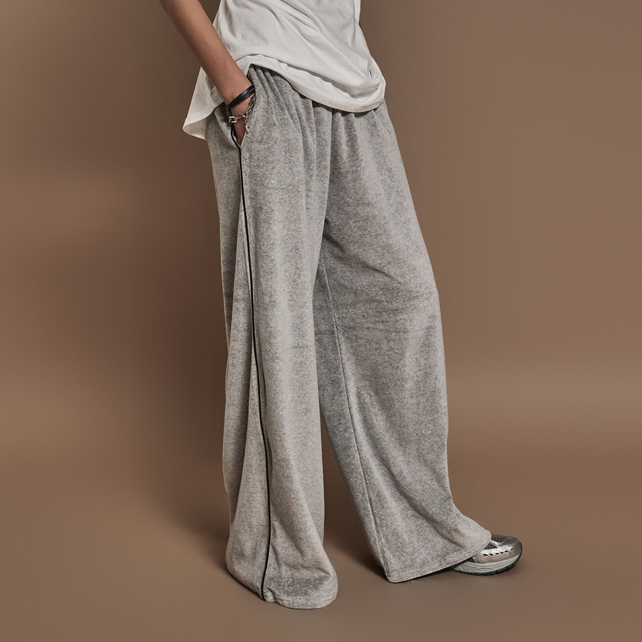 P3305 ベロアテーピングディテールスウェットパンツ