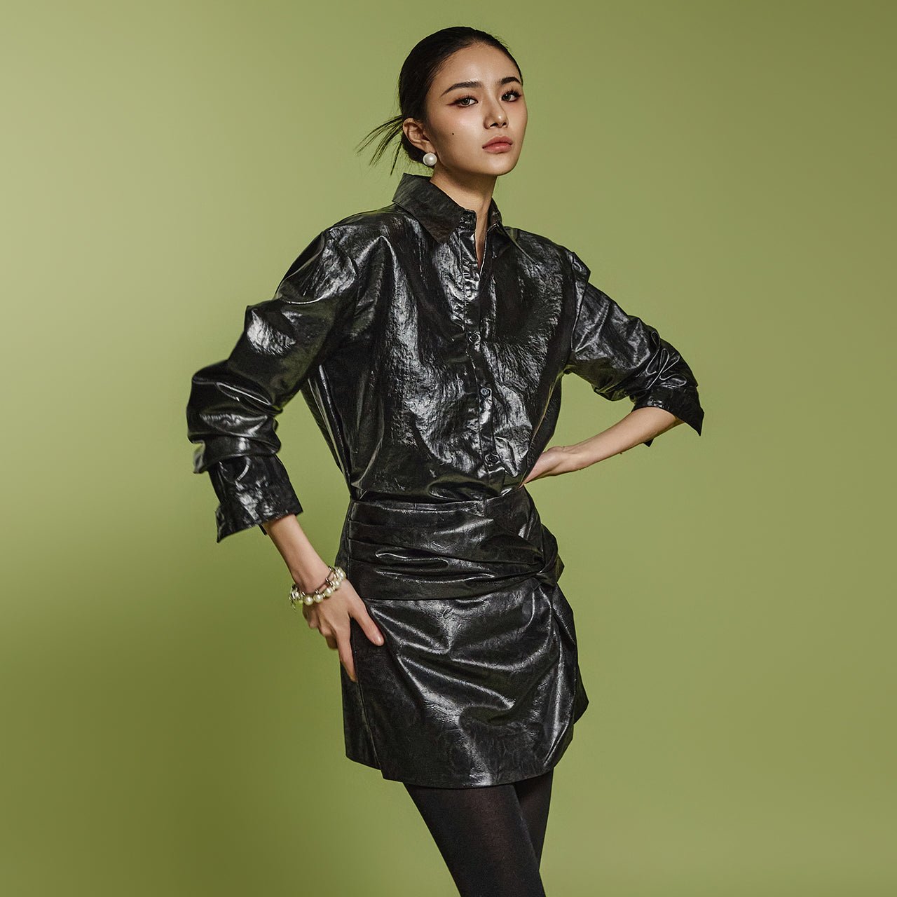 S704 光沢シャツ