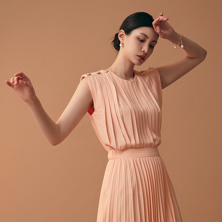 B2748 プリーツノースリーブブラウス