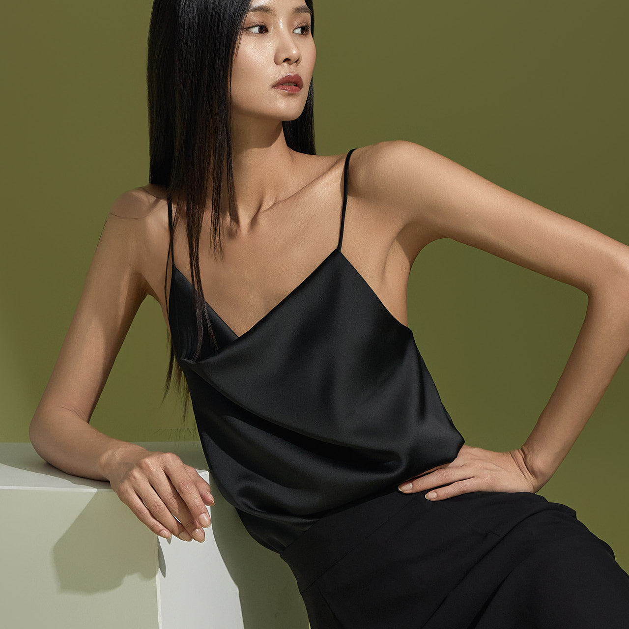 E3307 サテンカウルネックノースリーブトップス