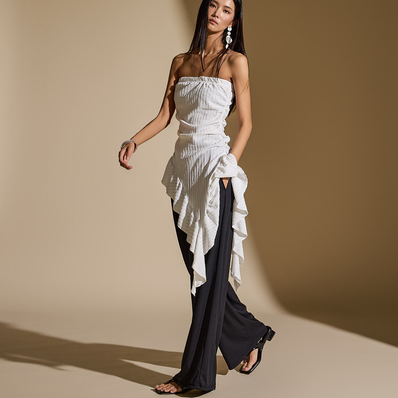 E3506 アシンメトリーフリルチューブトップ