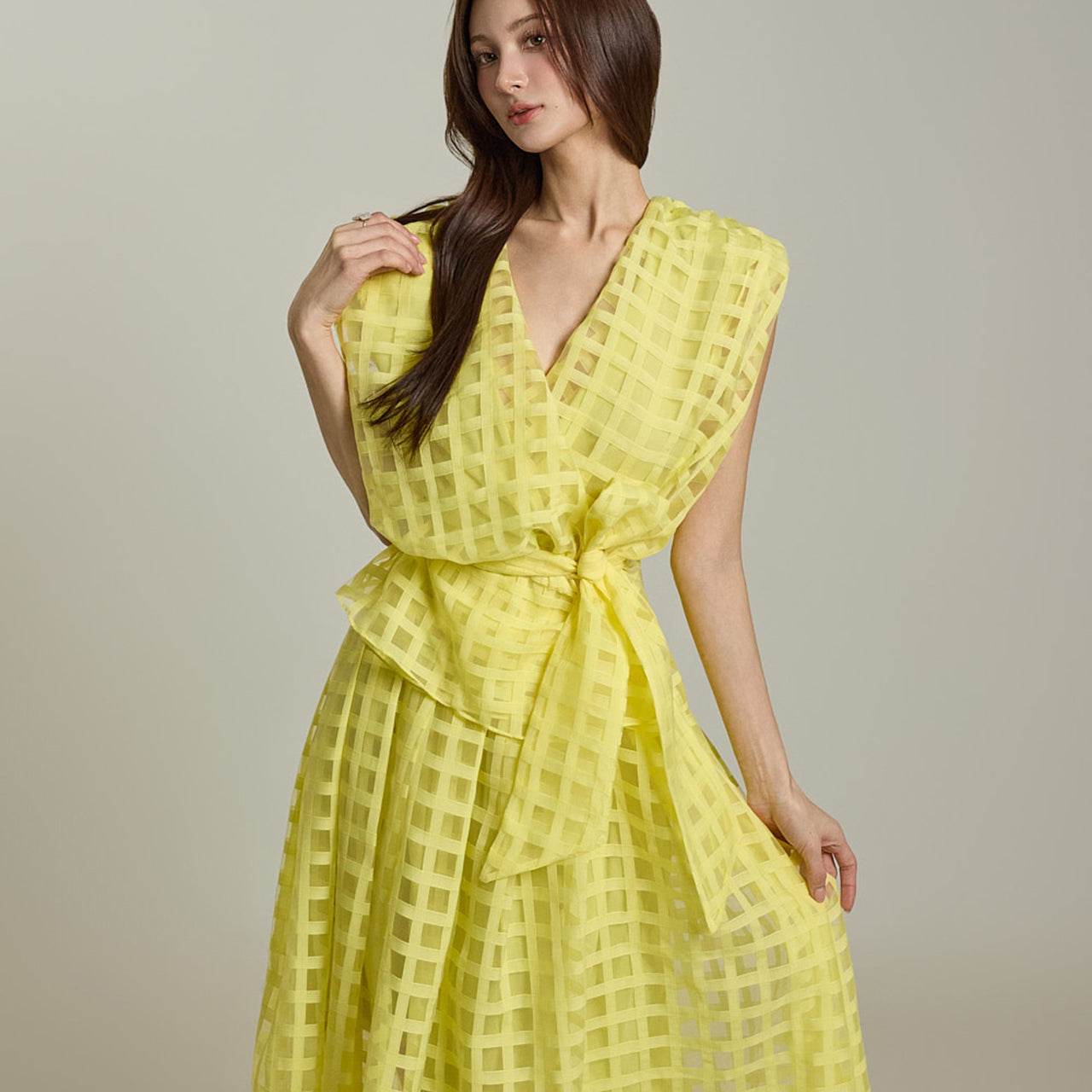 B3057 ストラップ付きノースリーブブラウス