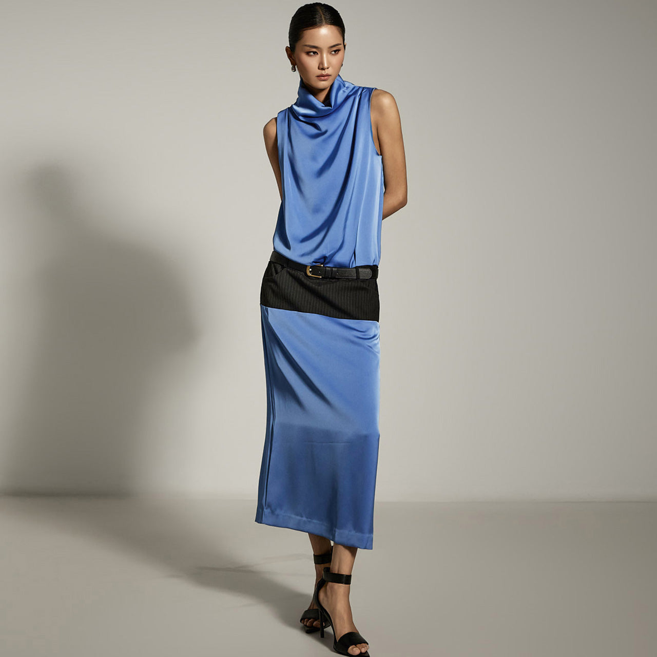 D9552 ベルト付きサテンドレス