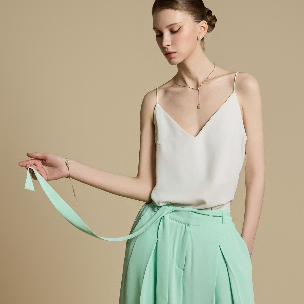 E9031 V-neck Sleeveless Top