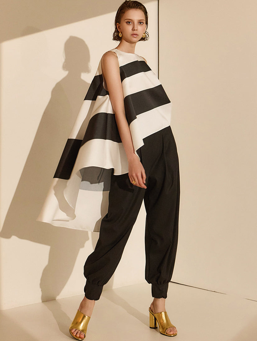 B9153 グロッシーストライプノースリーブブラウス