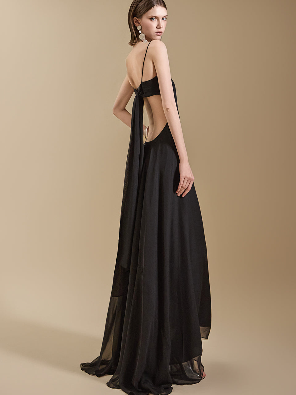 D4996 バックレスフリルドレス