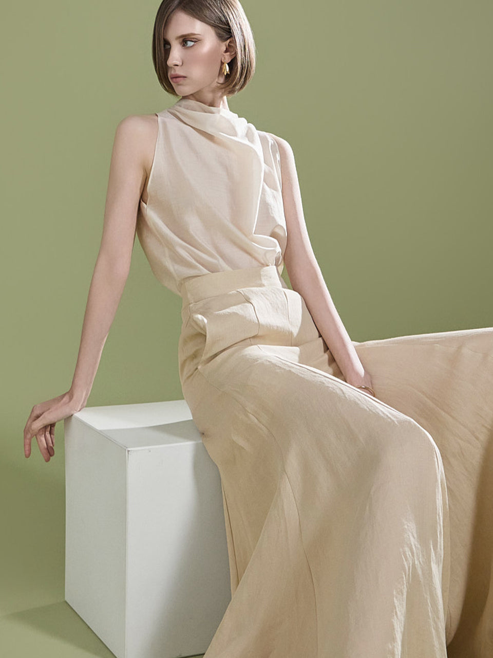 B2972 Mock Neck Sleeveless Blouse