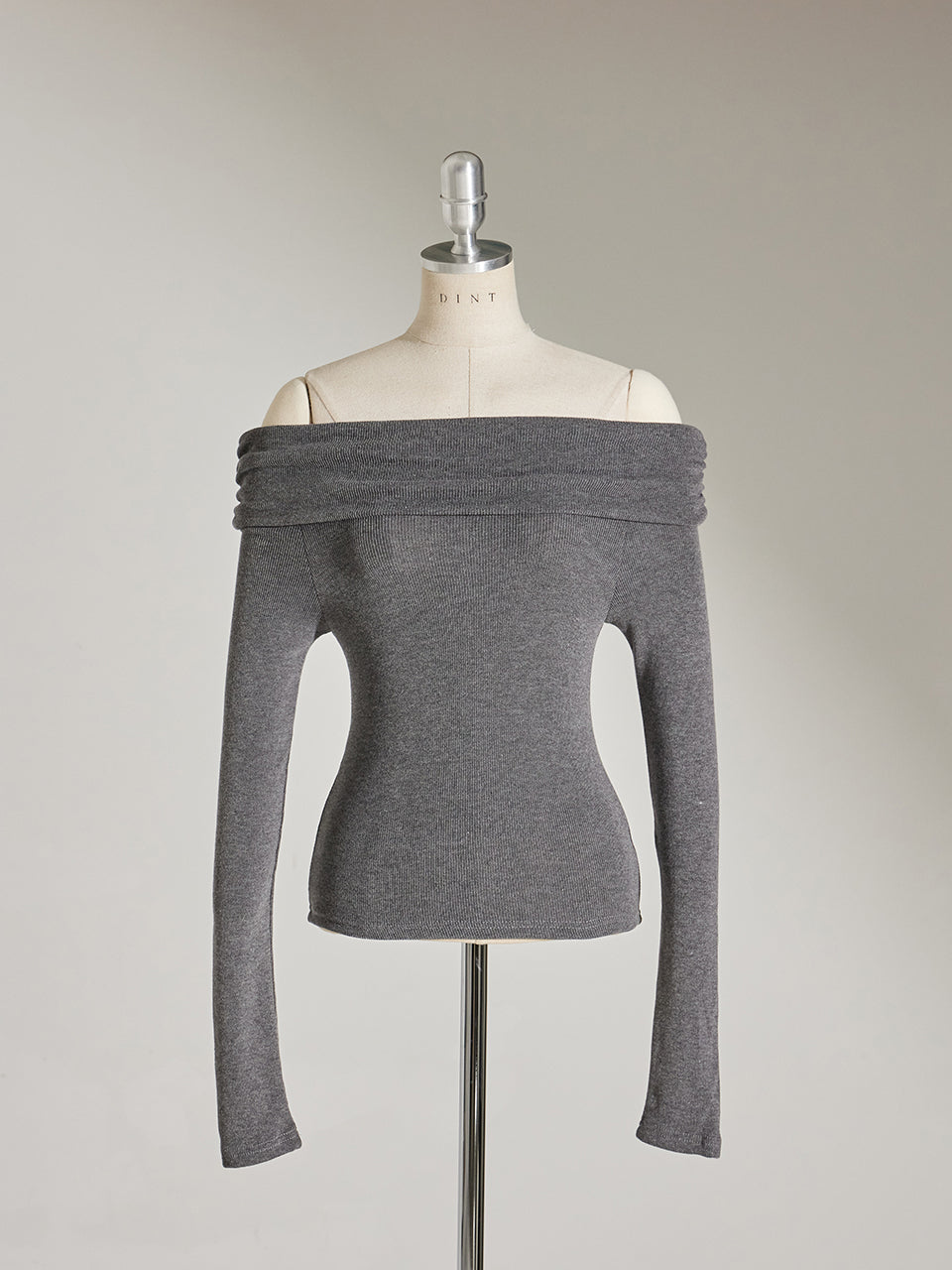 E3580 シャーリングオフショルダートップス