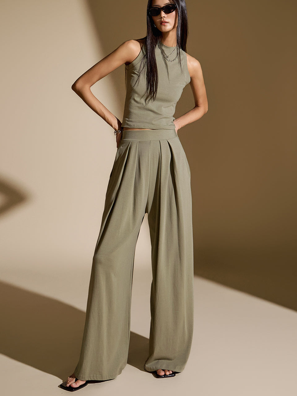 TR032 无袖上衣和褶裥裤套装