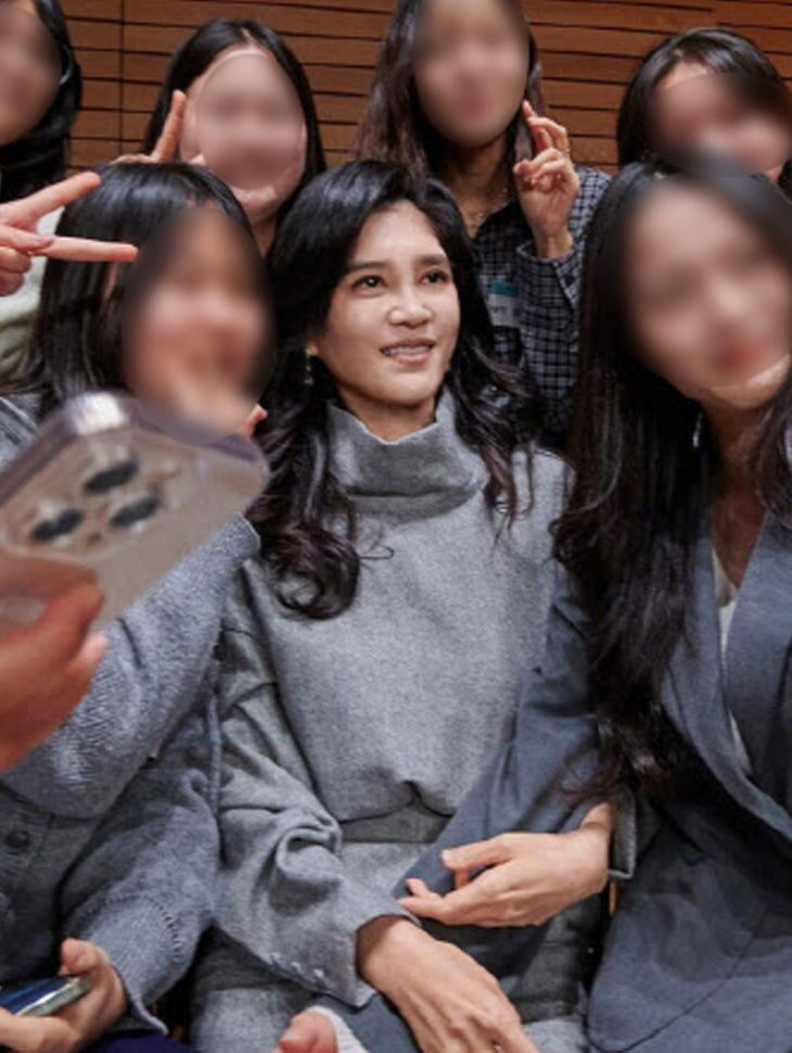 DINT CELEB<br><br>LEE BUJIN<br><br>D9574