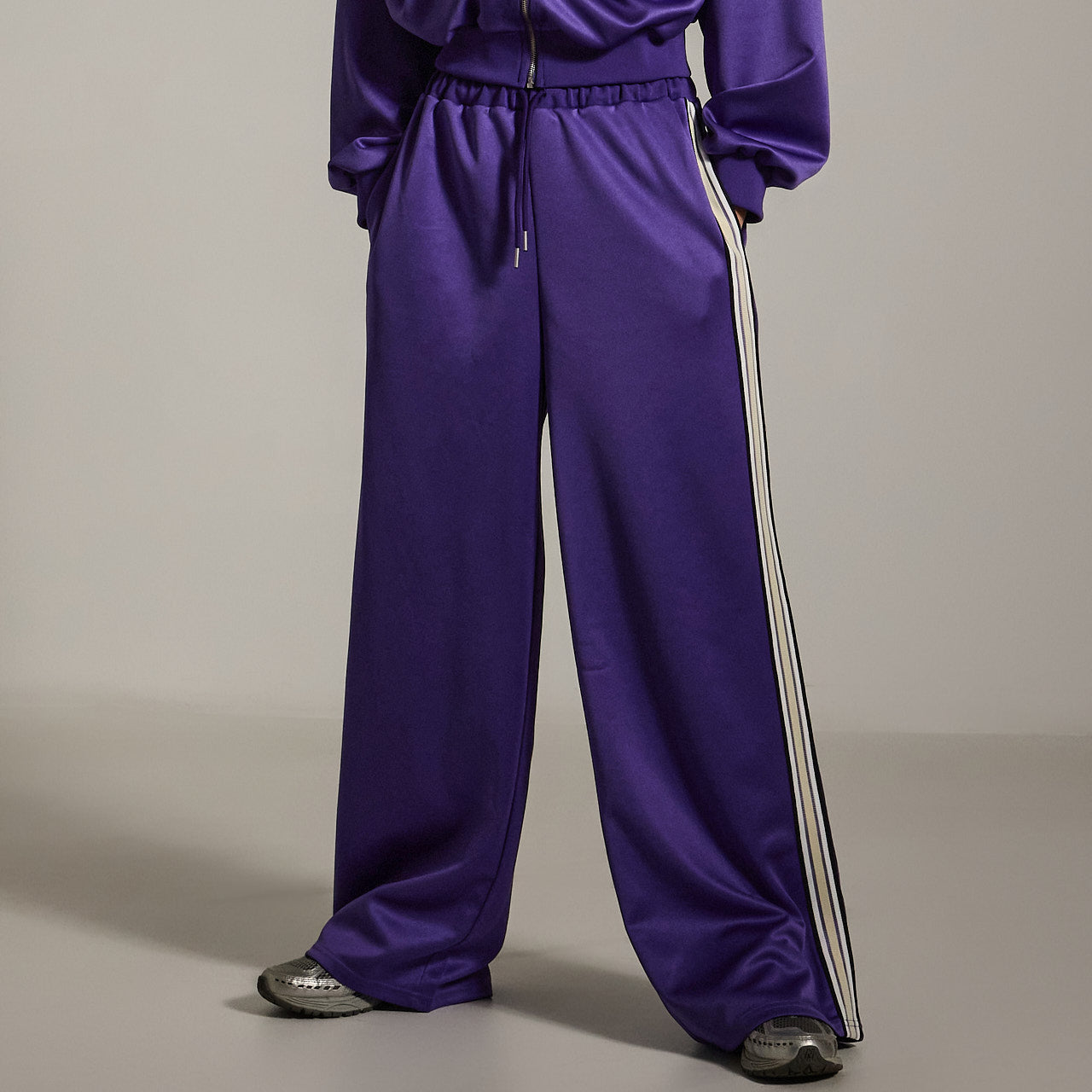 P3387 Glossy Sweat Pants